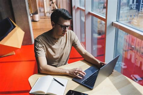 Étudiant auto-entrepreneur travaillant sur un ordinateur portable