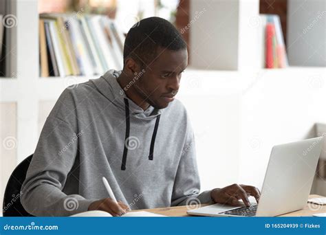 Étudiant utilisant un ordinateur portable