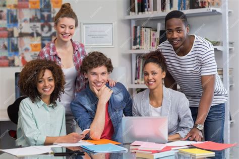 Étudiants travaillant en équipe