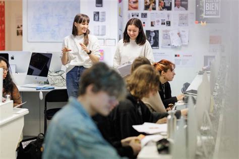 Étudiants travaillant sur des projets de design graphique