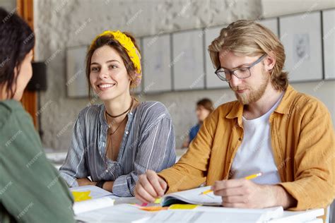 Étudiants travaillant sur un projet associatif