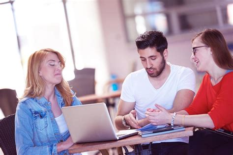 Étudiants travaillant sur un projet entrepreneurial