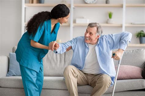 Aide à domicile aidant une personne âgée