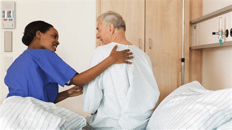 Aide-soignante prenant soin d'un patient