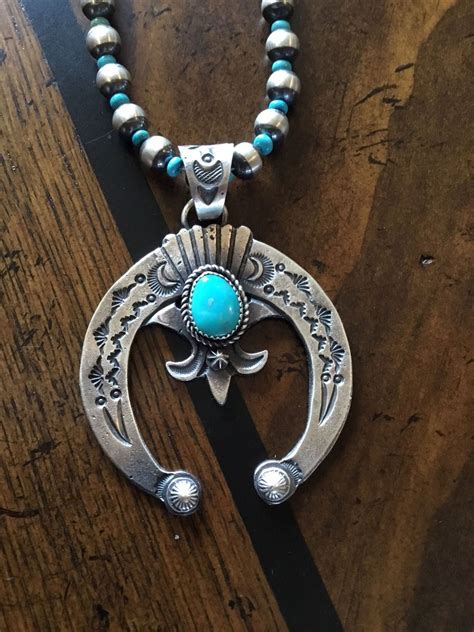 Artisan Navajo travaillant l'argent