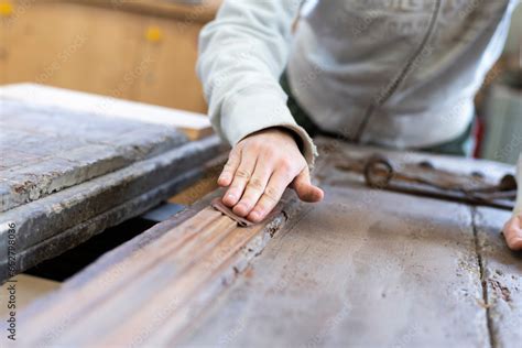 Artisan réalisant des travaux