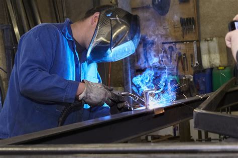 Artisan travaillant le métal