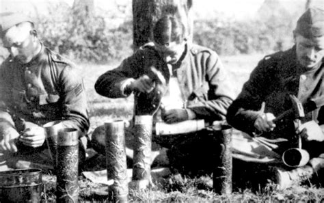 Artisanat de tranchée : étuis d'obus décorés