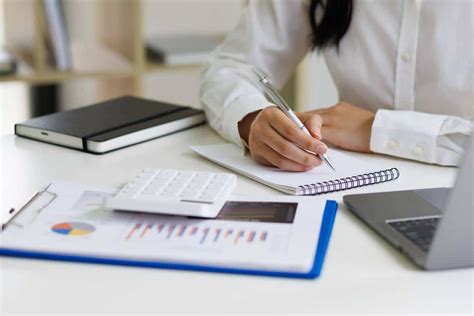 Assistant administratif freelance travaillant sur un ordinateur