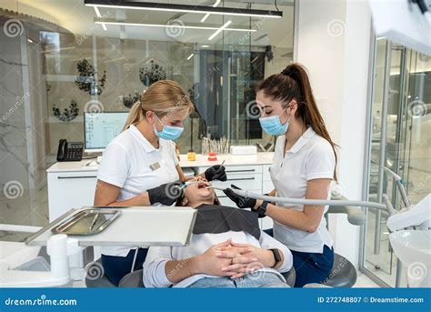 Assistante dentaire travaillant avec un dentiste