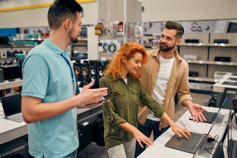 Auto-entrepreneur en informatique aidant un client