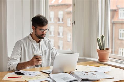 Auto-entrepreneur informatique travaillant à domicile