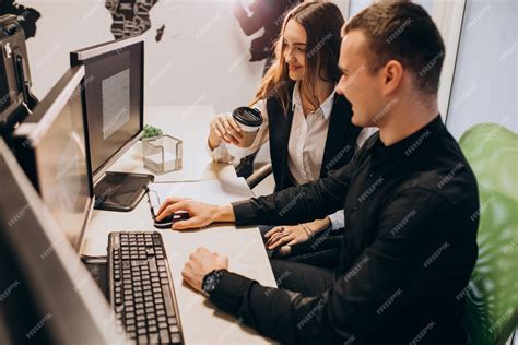 Auto-entrepreneur informatique travaillant sur un ordinateur