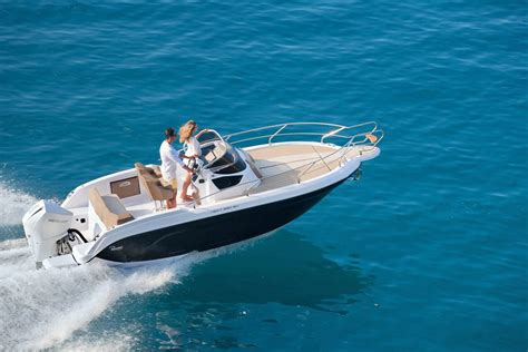 Bateau de plaisance sur l'eau