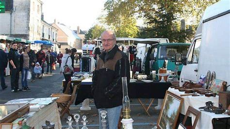 Brocanteur sur un marché