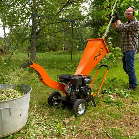 Broyeur de végétaux en action