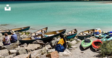 Canoës sur un lac