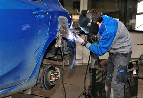 Carrossier réparant une voiture