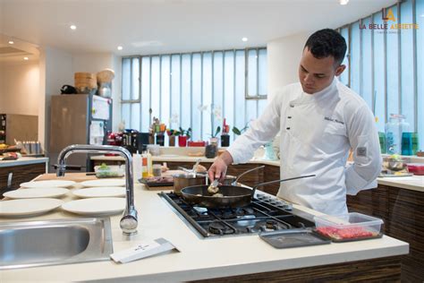 Chef à domicile préparant un repas