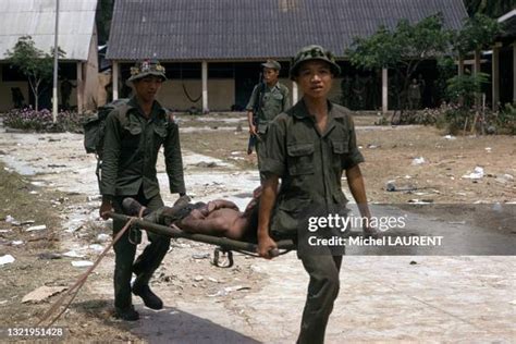 Civière utilisée par des militaires