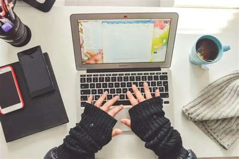 Collaboration entre un client et un illustrateur freelance