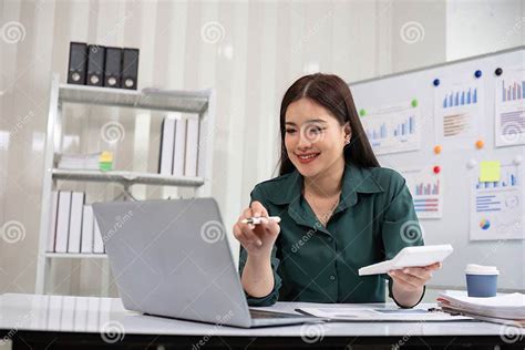 Comptable travaillant avec des documents