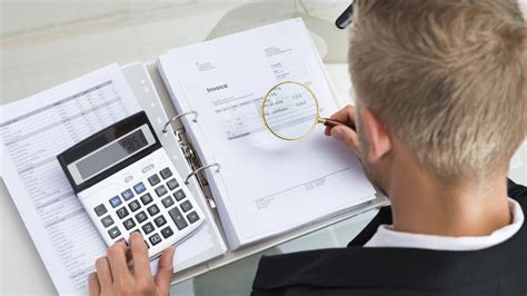 Contrôleur des Impôts au travail