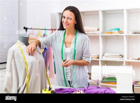 Couturière travaillant dans son atelier