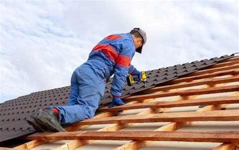 Couvreur sur un toit