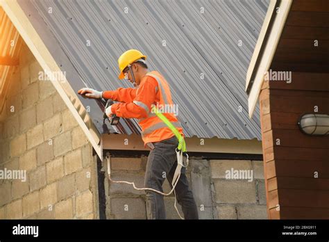 Couvreur travaillant sur un toit