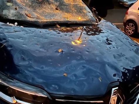 Dégâts causés par la grêle sur une voiture