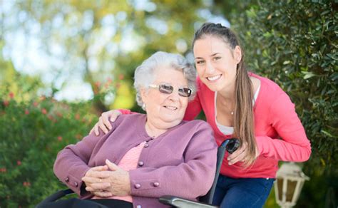 Dame de compagnie aidant une personne âgée