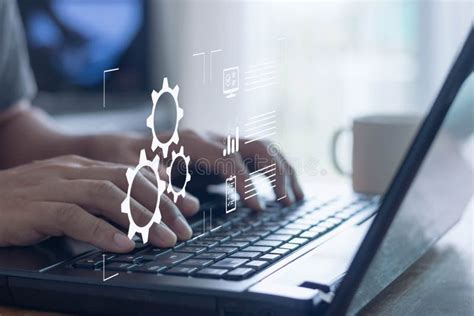 Dessinateur en architecture travaillant sur un ordinateur portable