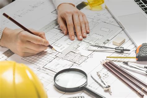 Dessinateur en bâtiment travaillant sur un projet