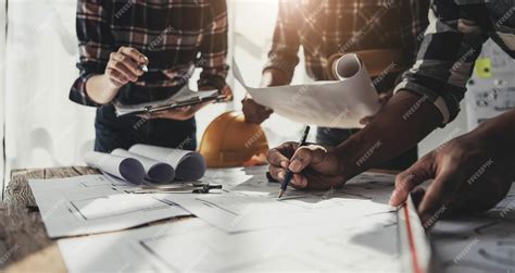 Dessinateur indépendant travaillant sur un projet de construction