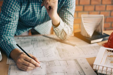 Dessinateur projeteur travaillant sur un chantier