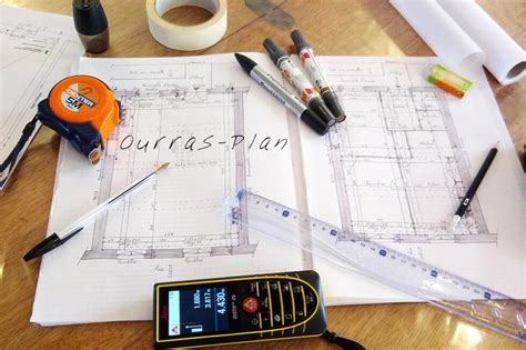 Dessinateur projeteur travaillant sur un plan