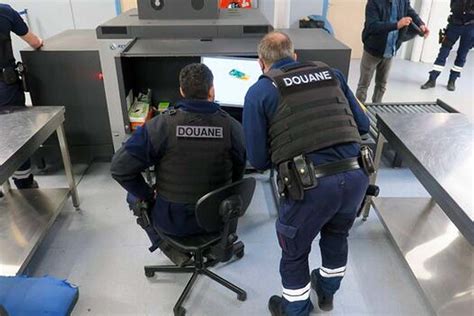 Douaniers à l'aéroport