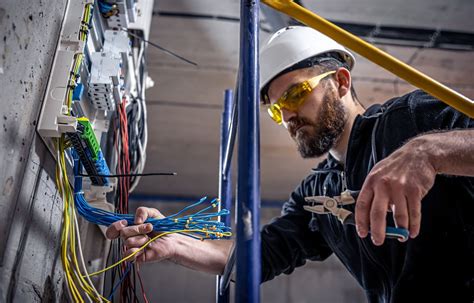 Electricien travaillant sur une installation électrique