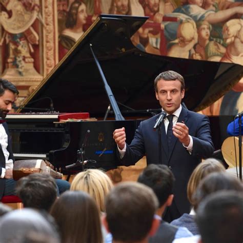Emmanuel Macron pianiste