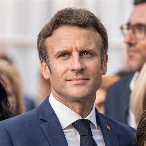 Emmanuel Macron visitant un Resto du Coeur
