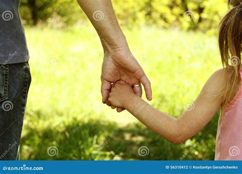 Enfant tenant la main à ses parents