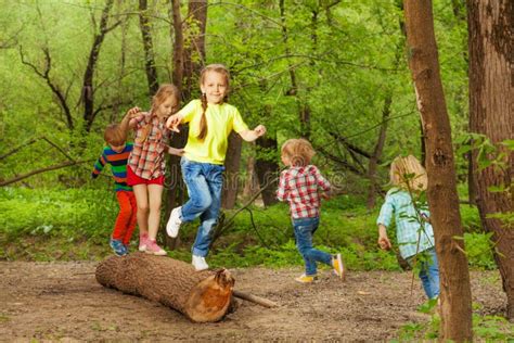Enfants jouant dans une forêt