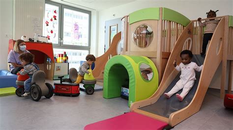 Enfants jouant dans une halte-garderie