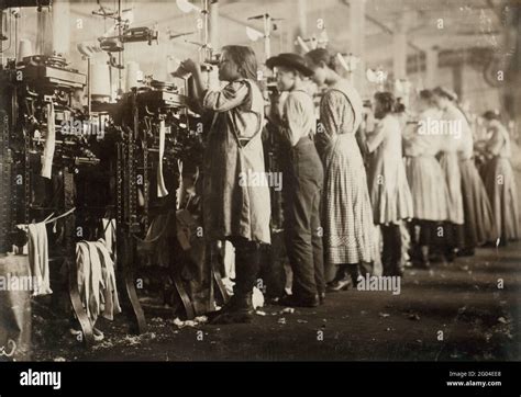 Enfants travaillant dans une usine textile