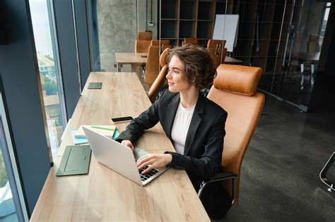 Entrepreneur travaillant sur un ordinateur