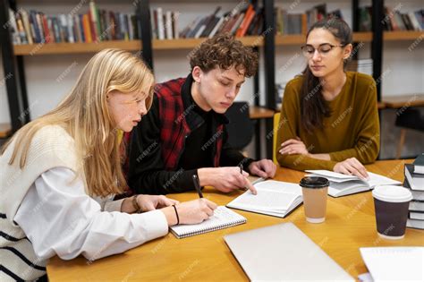 Etudiants travaillant en groupe