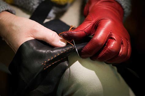 Fabrication des gants en cuir