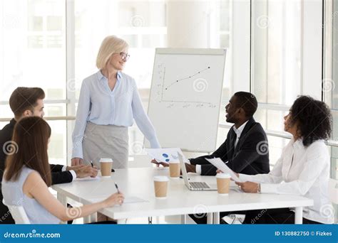 Femme d'affaires en réunion