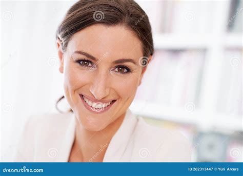 Femme d'affaires souriante